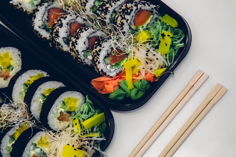 O czym warto pamiętać, zamawiając sushi na lunch biznesowy?